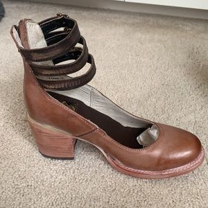 Freebird Randi. Size 7. Dusty Rose